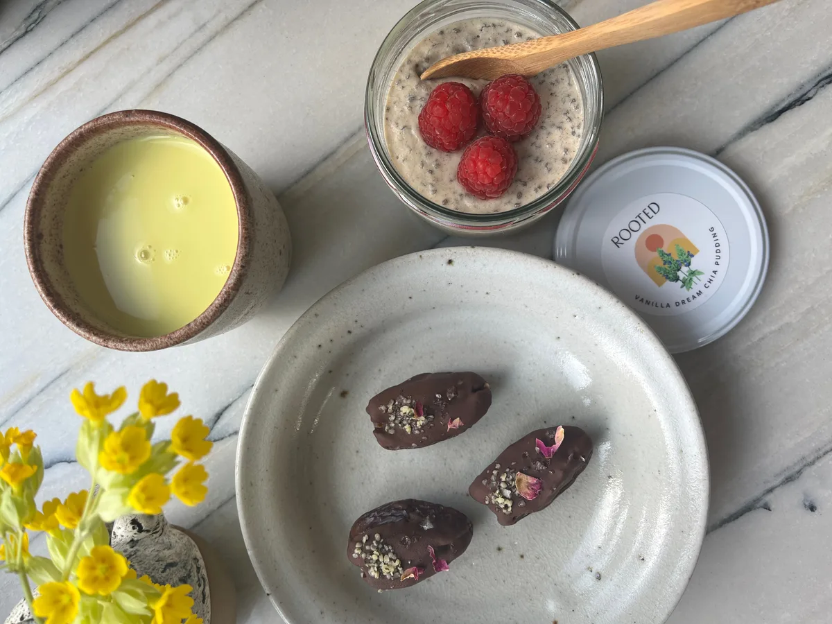 Chia-Pudding, Snacks, Cookies – immer mit ayurvedischen Gewürzen.  Ashley Schütz kocht für Frauen im Wochenbett.